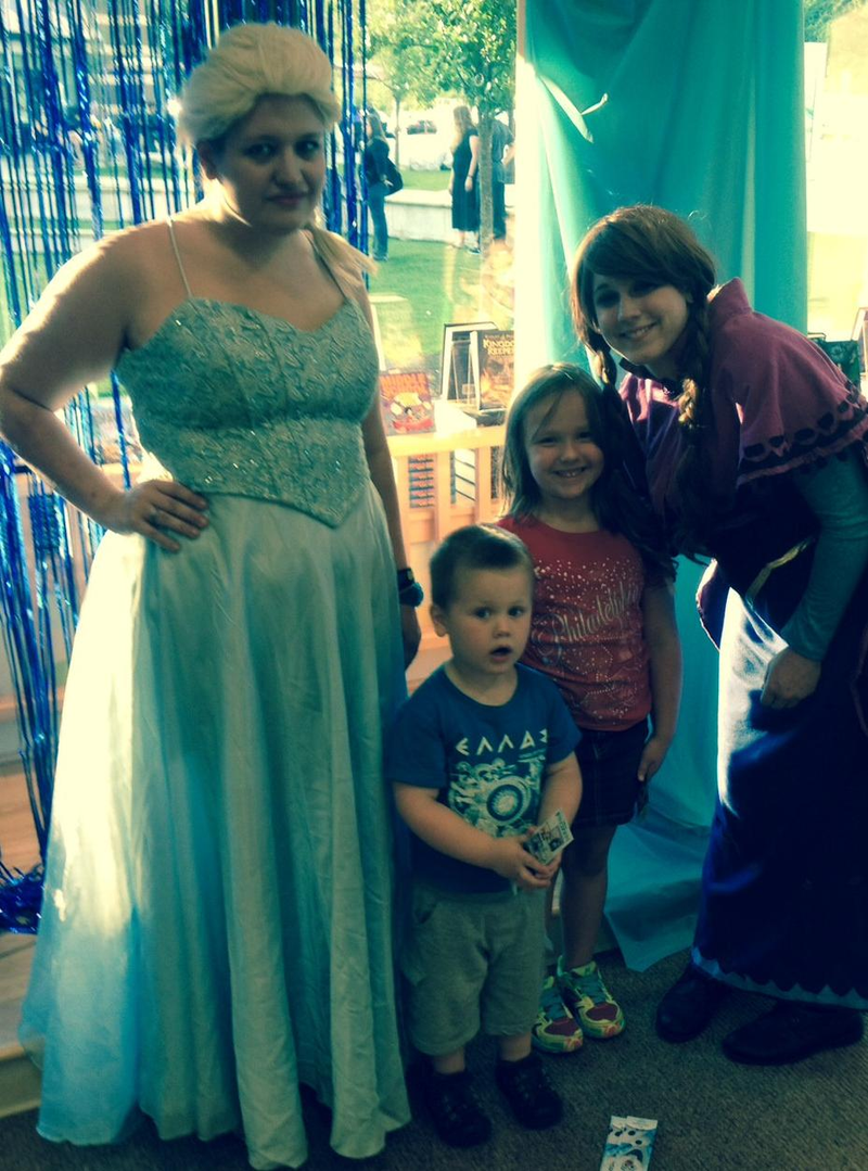 Illustration for article titled Kids Wait Hours to Meet Elsa, Get Angry George Washington Instead